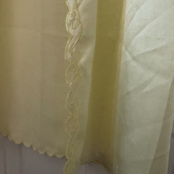 Elegant Yellow Lace Trim Nightgown Set - Picture 11 of 13